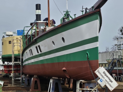 Während die Elbe ruhig dahinfließt, herrscht auf der Werft in Laubegast emsiges Treiben. Die Dampfer der Weißen Flotte Sachsen nutzen die Wintermonate für wichtige Wartungs- und Modernisierungsarbeiten. Schließlich sollen sie pünktlich zur neuen Saison wieder in alter Schönheit – und mit einigen Verbesserungen – einsatzbereit sein. 